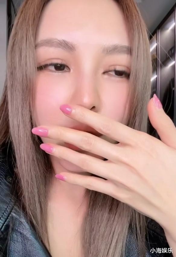 周扬青吃东西牙齿脱落,对镜头自拍超有喜感,自称说话直漏风