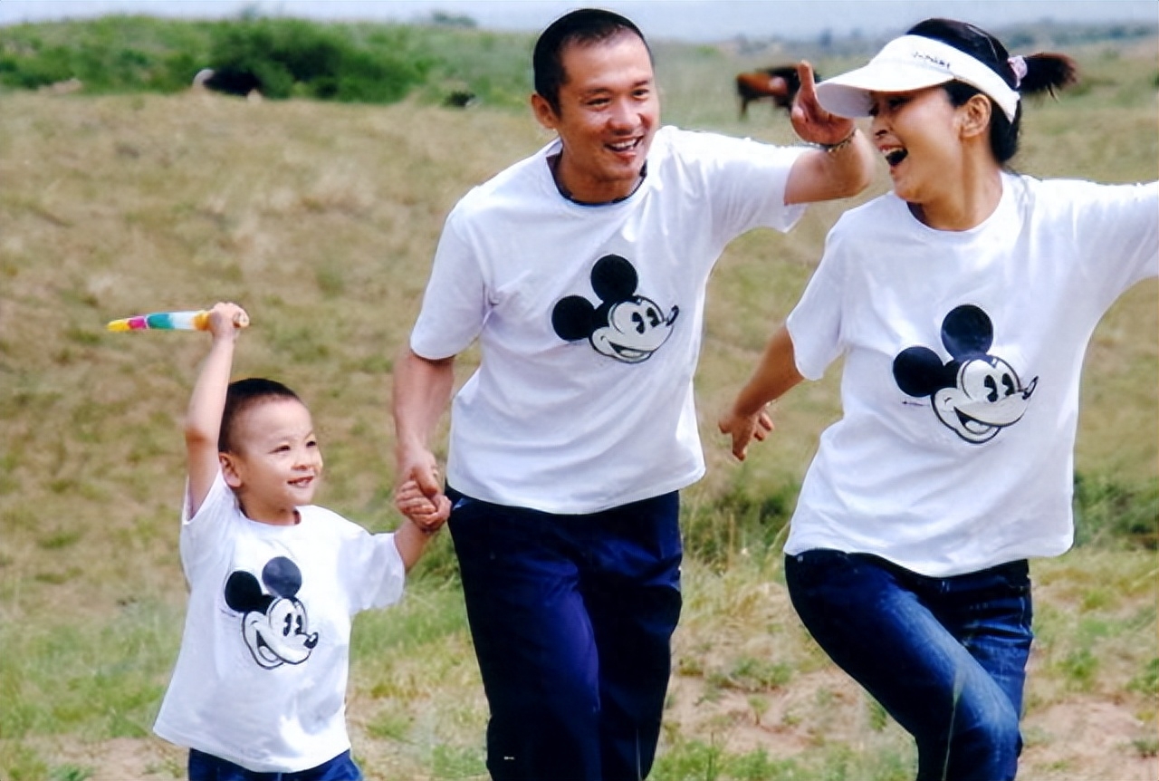 何音晒照为儿子庆生，20岁黄博远大眼帅气像妈妈，与黄志忠已断联