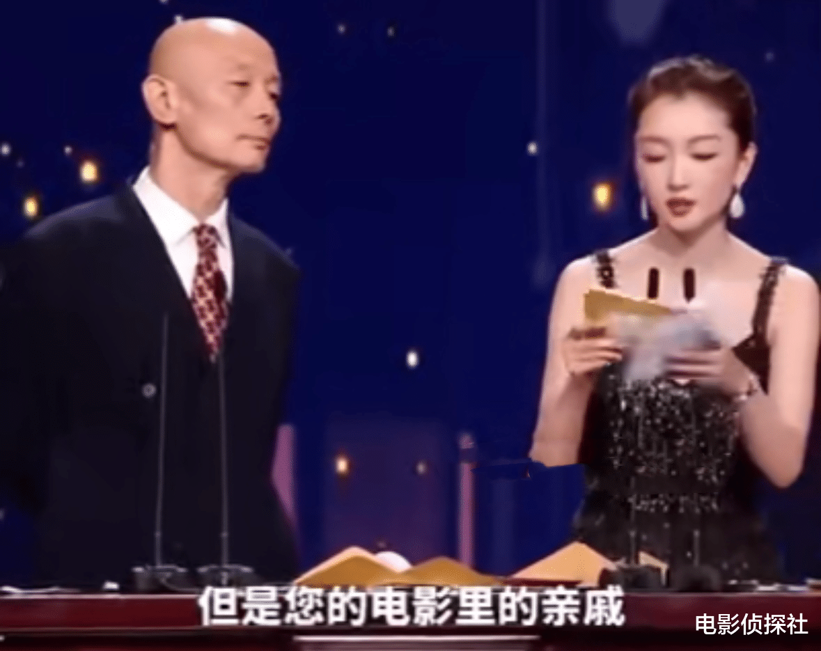 尴尬！周冬雨颁奖全程念稿态度敷衍，葛优不留情面当众指出问题