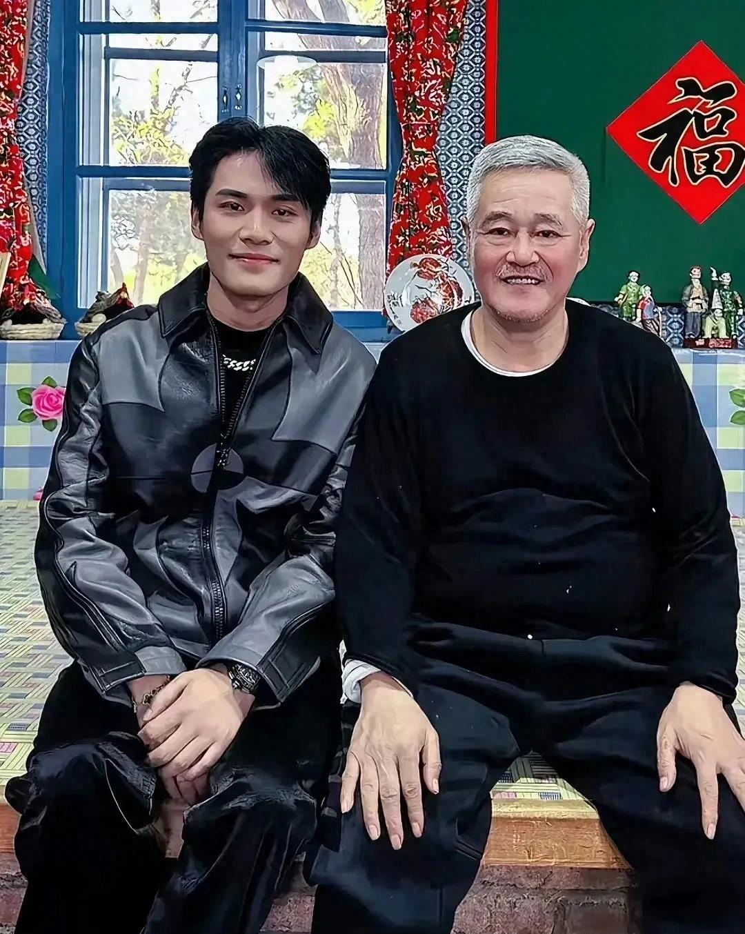 小杨哥登门拜访赵本山，签下佛山电翰、李炮儿，生意越做越大了