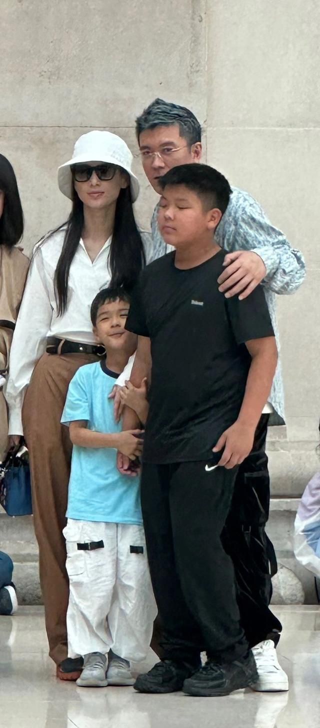 黄圣依一家甜蜜英国游!40岁原相机素颜皮肤好,俩儿子变化好大