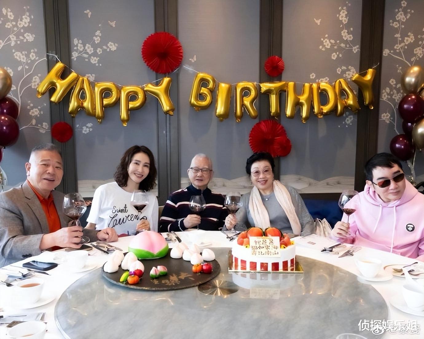52岁黎姿为父亲庆生,富豪老公和弟弟全部出镜,一家人其乐融融