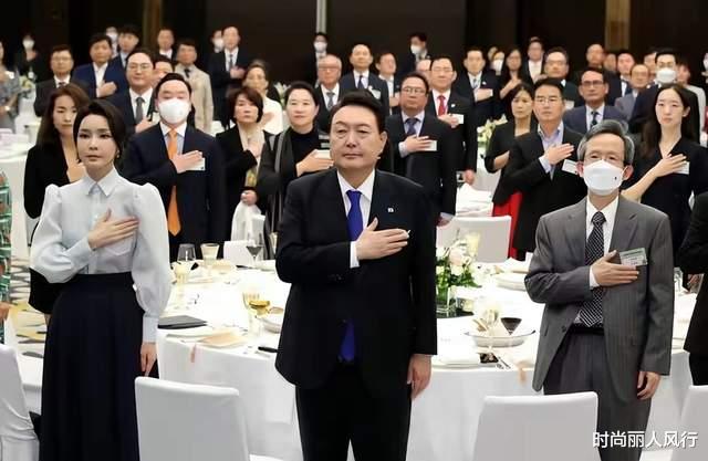 美国 韩国第一夫人美貌闪耀阿联酋！穿军装也妩媚，走C位被批不懂礼仪
