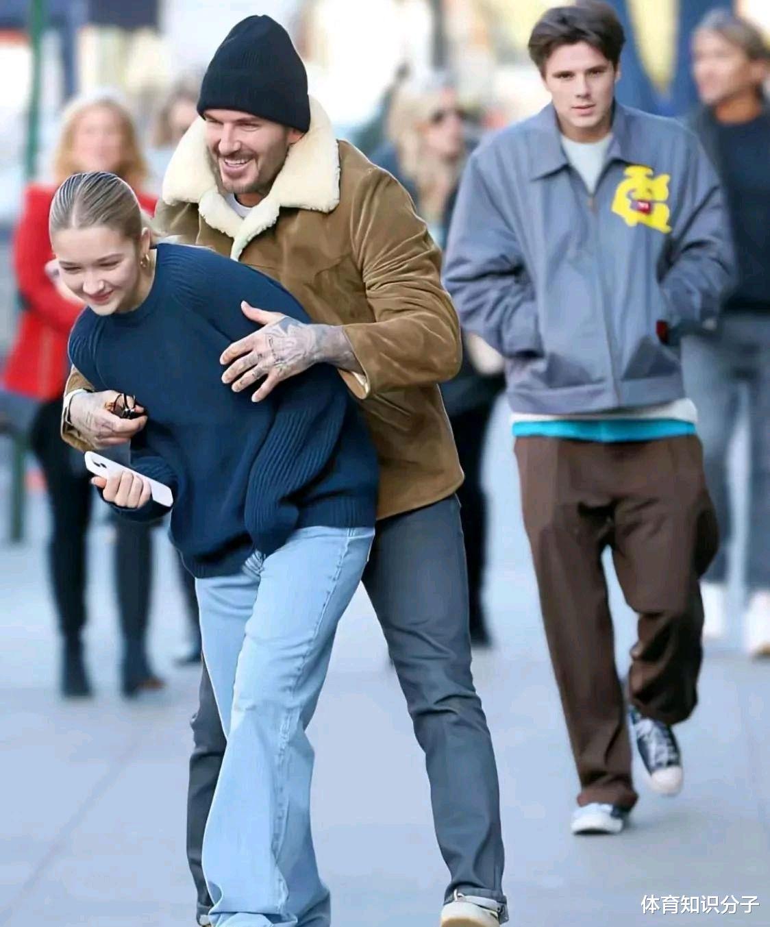 宠溺!贝克汉姆从背后搂着14岁小女儿不放手,小七不好意思了