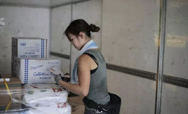 当年在节目上被富二代追走的“最美女搬运工”，现在过得如何呢？