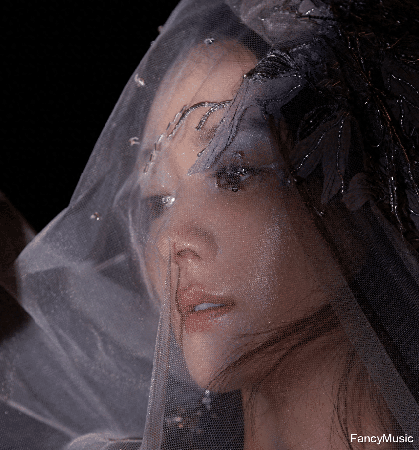 赵丽颖新造型出炉,妆容脏、发丝乱、面部凹陷,引发翻车争议!