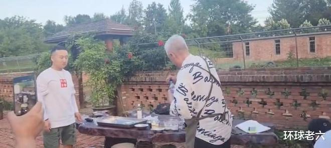 赵本山农村豪宅宴客,穿万元衣亲自下厨炒菜,周围一群人打下手