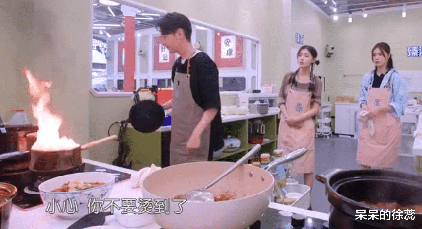 |《中餐厅》林允闯了祸，真人秀“遮羞布”被撕开，观众看了真担心