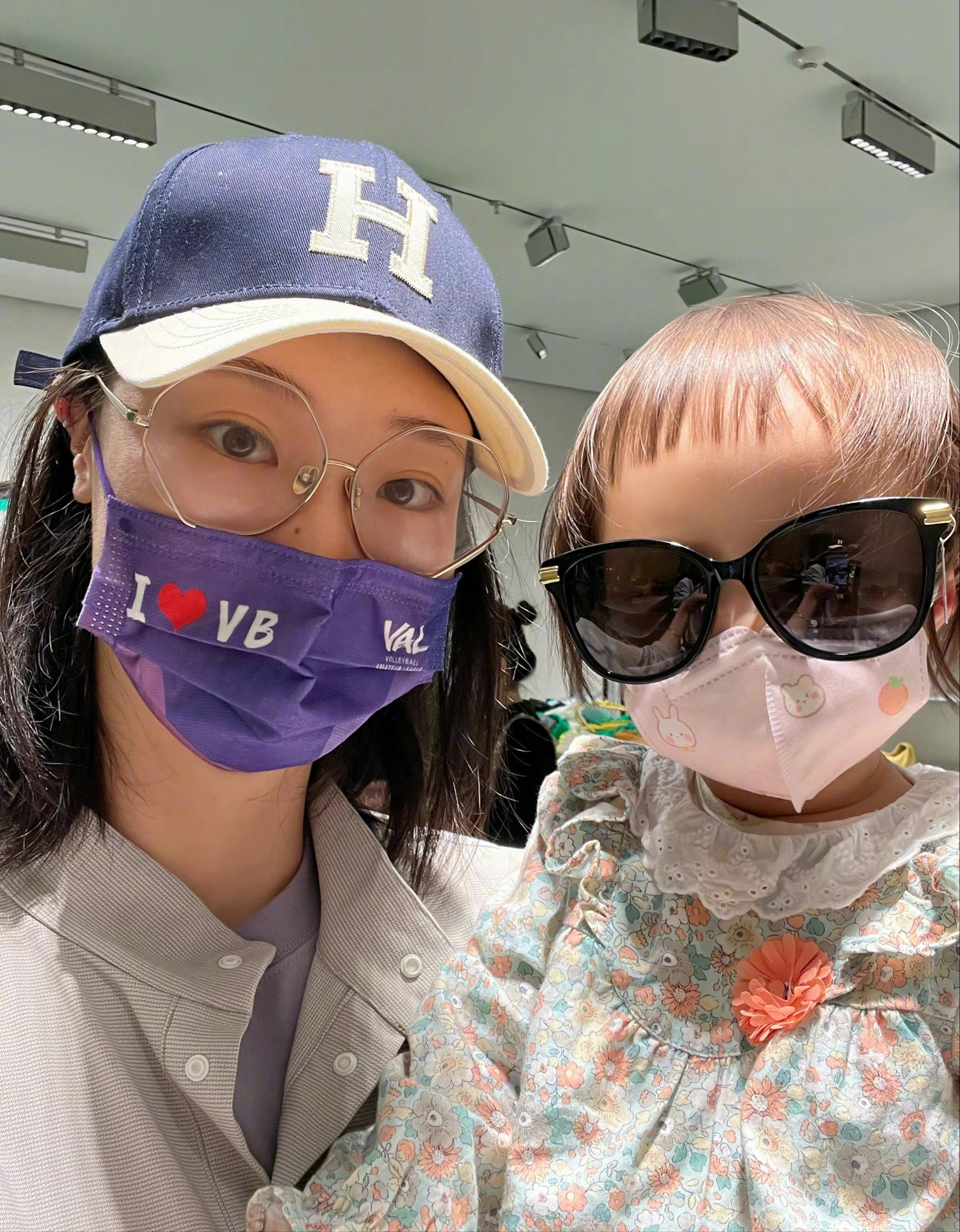 TVB|惠若琪晒娃,收获“小姐妹”一枚,满脸都是幸福,大长腿吸引人