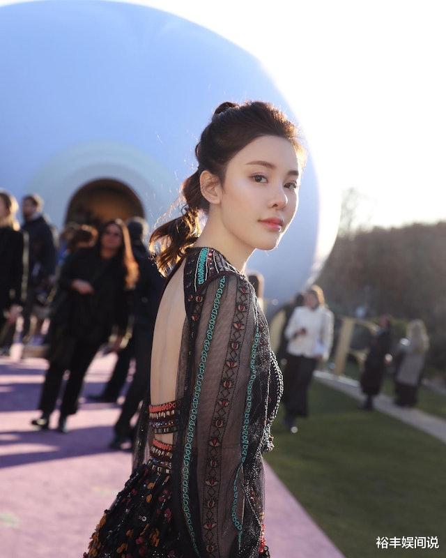 蔡天凤|蔡天凤追悼会现场好“唯美”,全场以粉色为主,儿女带书包赶场