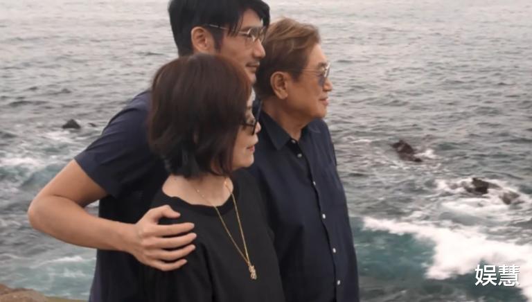 高以翔母亲春节期间罕见露面,面容苍老状态不佳,先后丧子丧夫打击太大