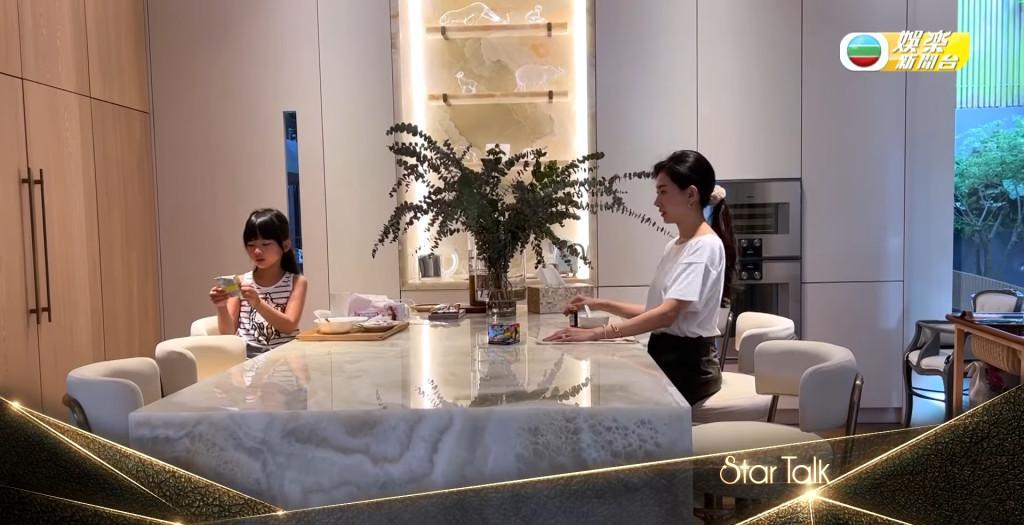 向佐前女友生完二胎封肚，和百亿富豪老公都是二婚，调侃孩子太多