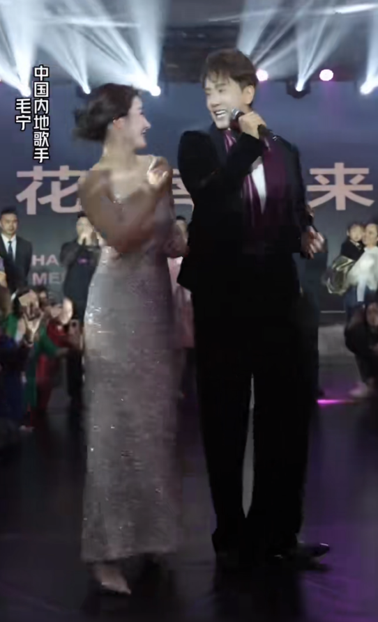 54岁毛宁商演太掉价！紧搂美女富婆笑容灿烂，曝出场费40万