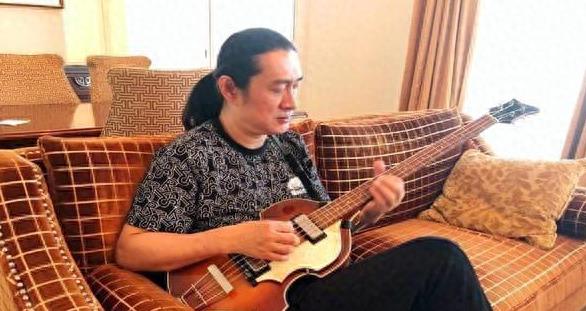 一名歌手黄安晒出与蔡英文“结婚照”，网友表示：为中国的统一而结婚