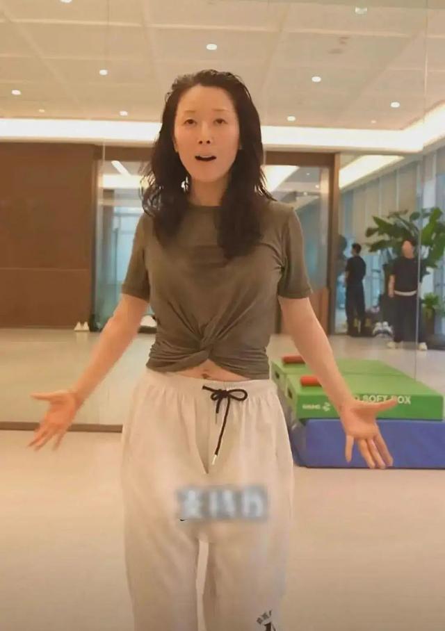 明星素颜|孙悦被打回原形,素颜眼睛小一圈,凹陷的腮帮子一股子农村大妈味