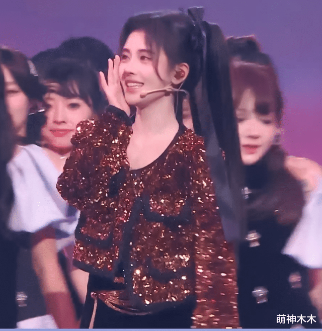 跨年舞台女星狂卷造型,赵露思关晓彤穿搭超60万,杨紫礼服引不满