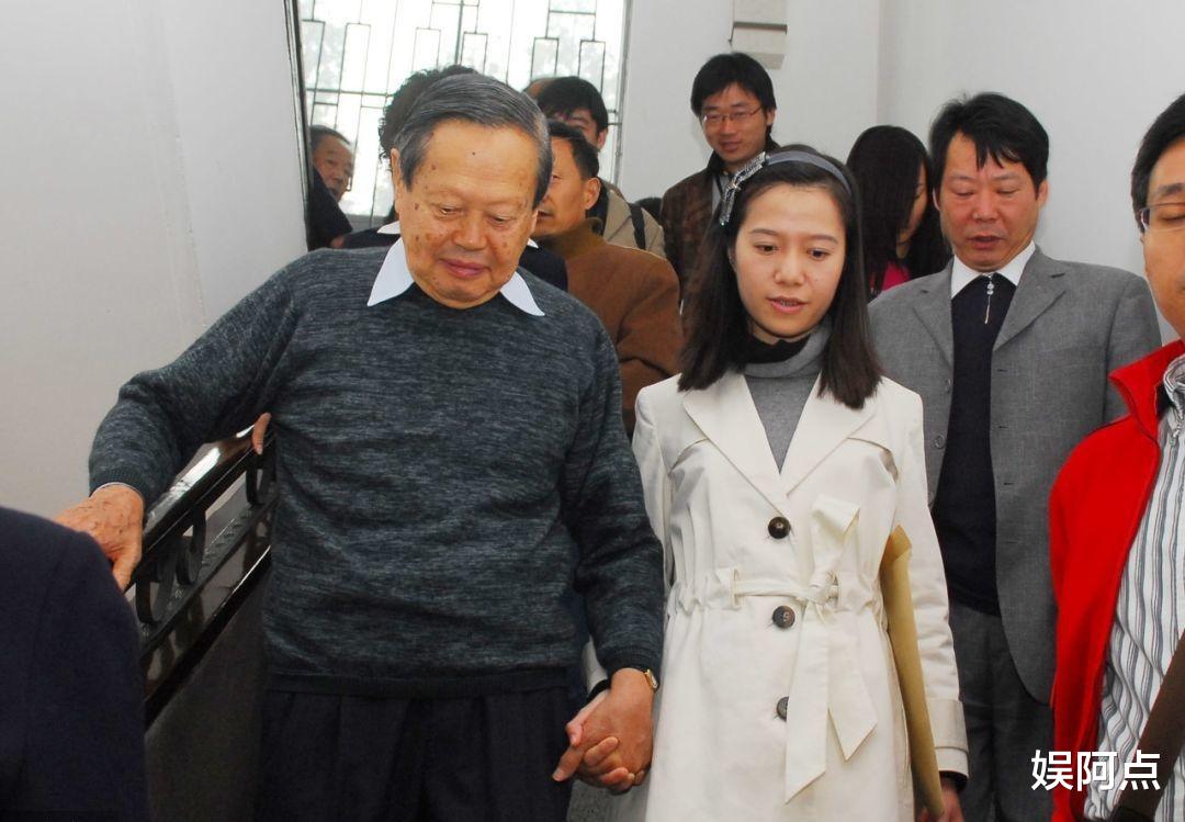 102岁杨振宁“豪宅”内景曝光,48岁翁帆太美!身边黑猫价格不菲