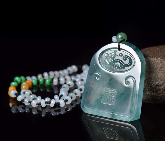 翡翠|蓝水静谧晴水淡雅,两种翡翠名字相似,风格却各有千秋