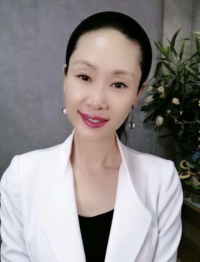 56岁于文华现身农村生活,住田野旁自建房接地气,喂土狗裙子拖地