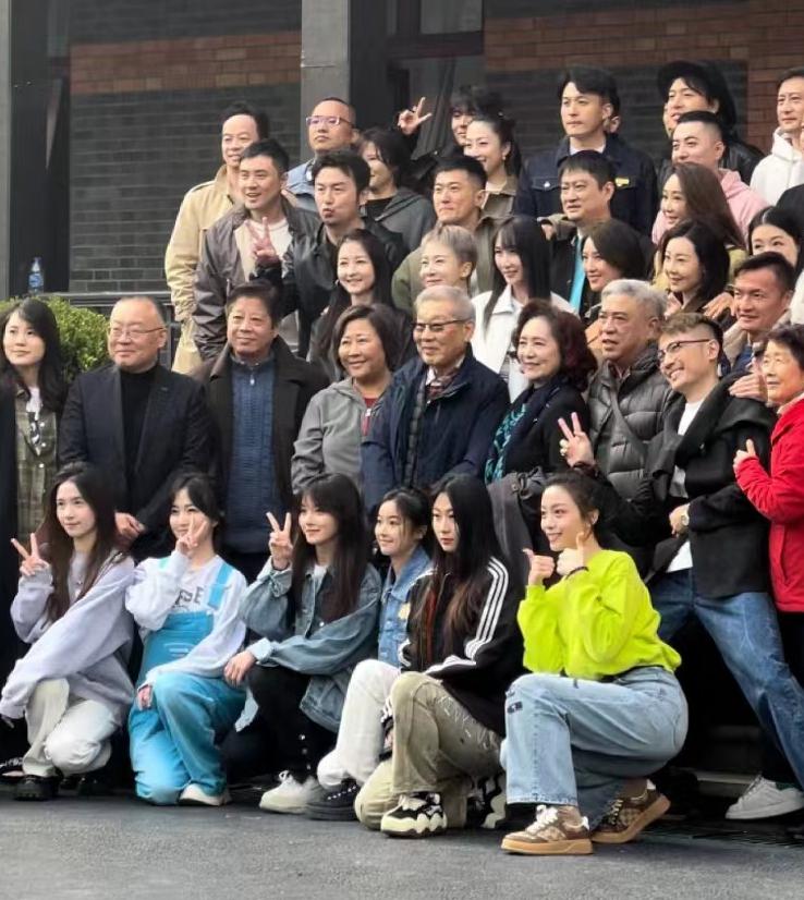 雷佳音|雷佳音携老婆参加校友会,孙艺洲夫妇也在,两位明星太太气质开挂