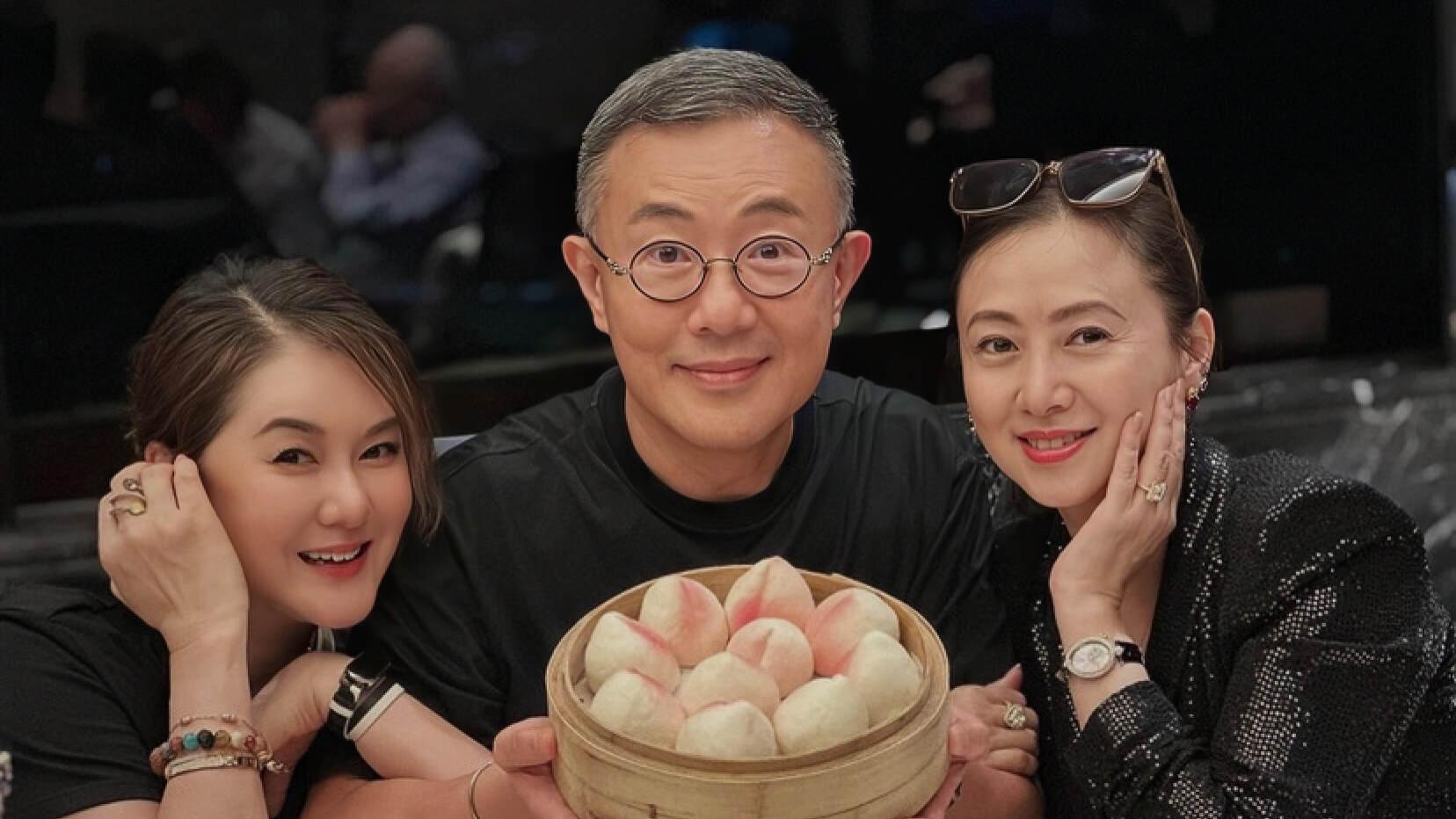 香港知名女星为前男友庆生，主动送上热吻，自曝两人关系像家人