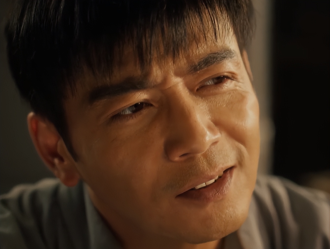 收手吧杨烁！别折磨观众眼睛了，40岁混进央视演少年，雷人又无脑