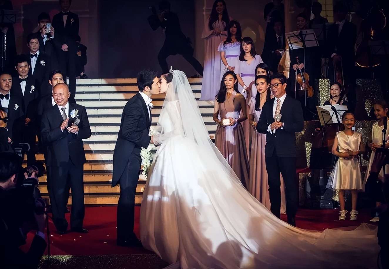 曝黄晓明baby疑复合,男方疑悔情商低,女方摸“阿黄”似触景生情