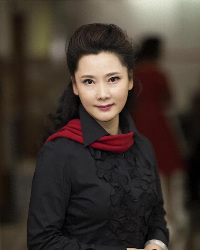 “江南美人”何赛飞:曾是邓颖超座上宾,嫁初恋33年,被宠成公主