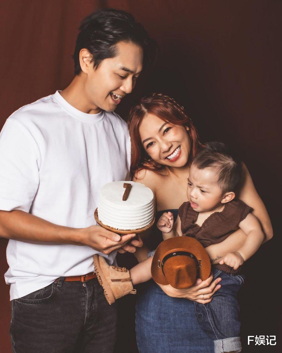 徐帆|郑俊弘何雁诗一家三口拍全家福贺儿子1岁生日