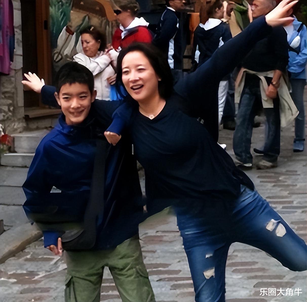 多次出轨小鲜肉，并在车内激吻，55岁的陈小艺已和丈夫分居11年