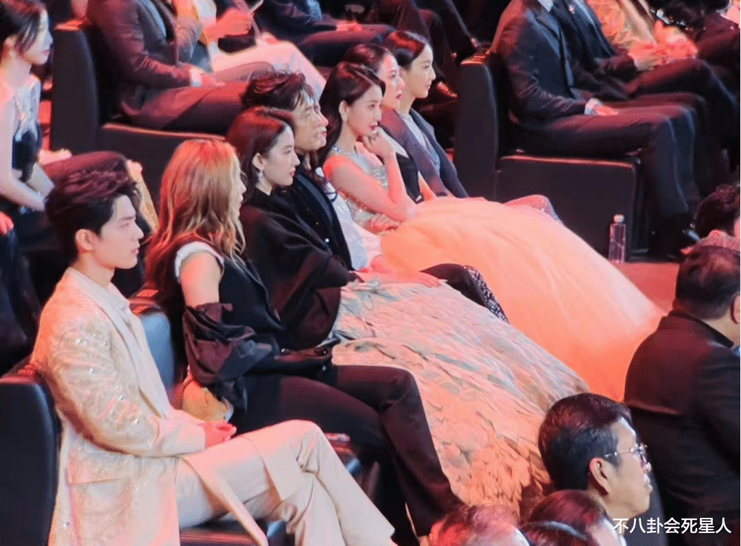 杨紫|真正的厮杀!42位女星比美盛事,85花同框,杨紫热巴争艳,好刺激