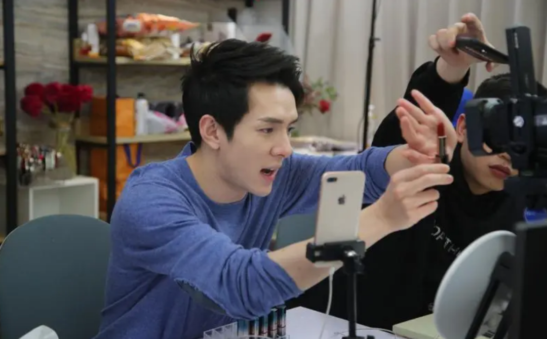 掉两百万粉的李佳琦到底怎么了?双十一马上就到,他能抓住机会吗