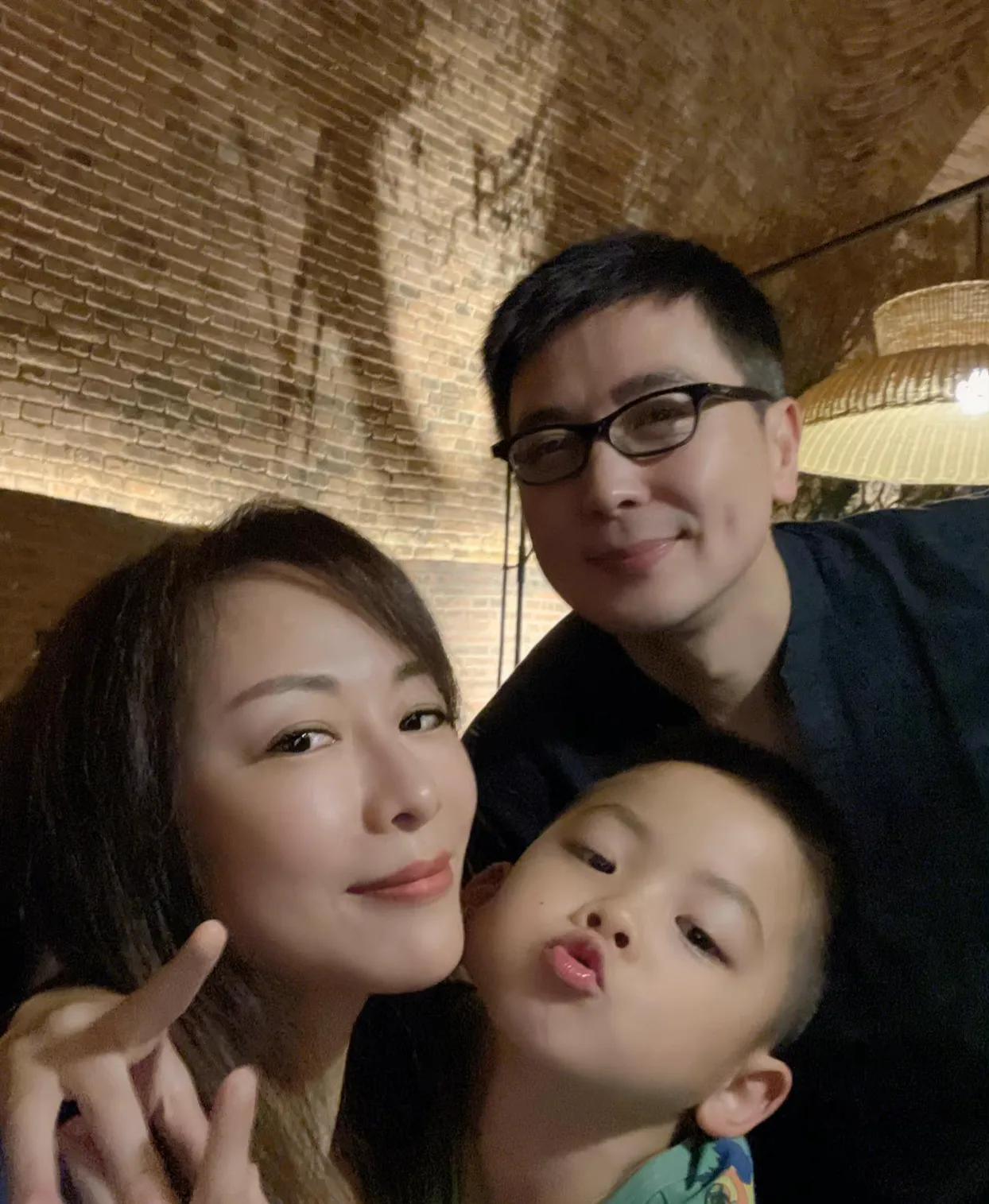 保剑锋|保剑锋52岁老婆最新露面！满头白发十分惹眼