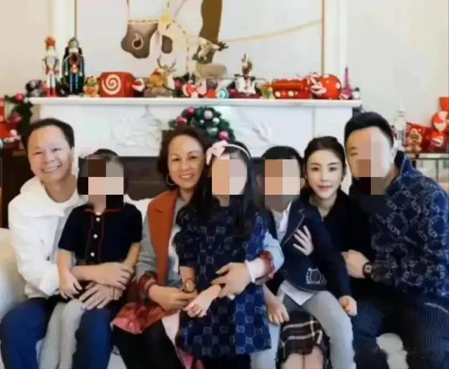 |蔡天凤妈妈和女婿合影太亲密，两人公开照片毫不避嫌引起大家误会