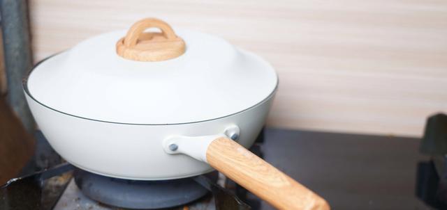 不粘锅|我把“不粘锅”换回“铁锅”后,有些话不吐不快,太真实了