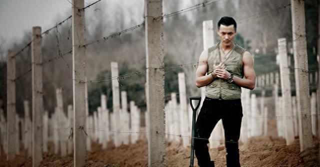 他出道18年不温不火,父亲是《新闻联播》主播,母亲是央视主播