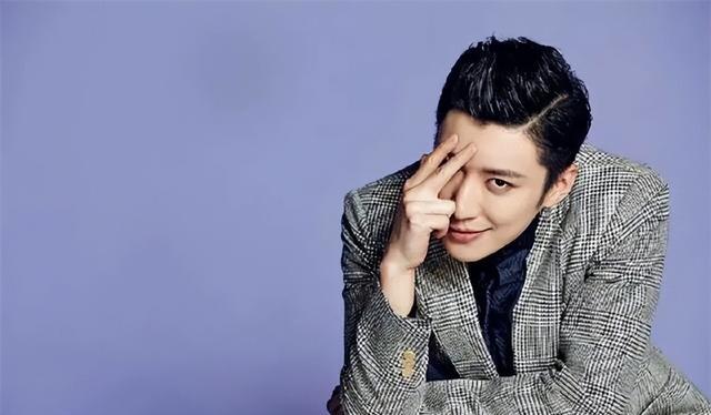 乔任梁|乔任梁墓,墓地鲜花环绕,一把他最喜欢弹奏的吉他常年陪伴着他