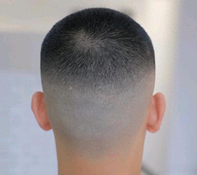 超短寸头，前刺头，狼尾头和微分碎盖头，你认为哪一种最帅气