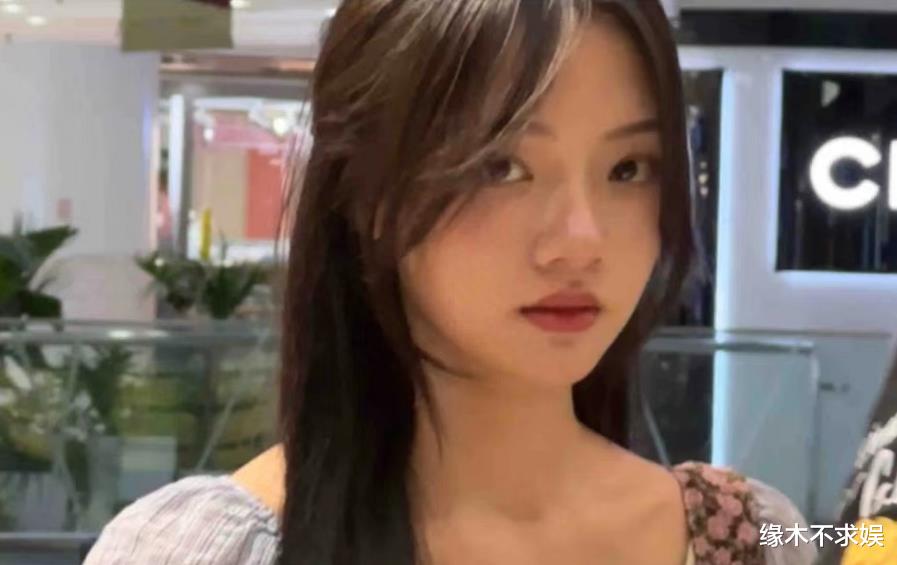 23岁任敏商场被偶遇，一身行头仅百元，真人暴瘦比剧中美太多！