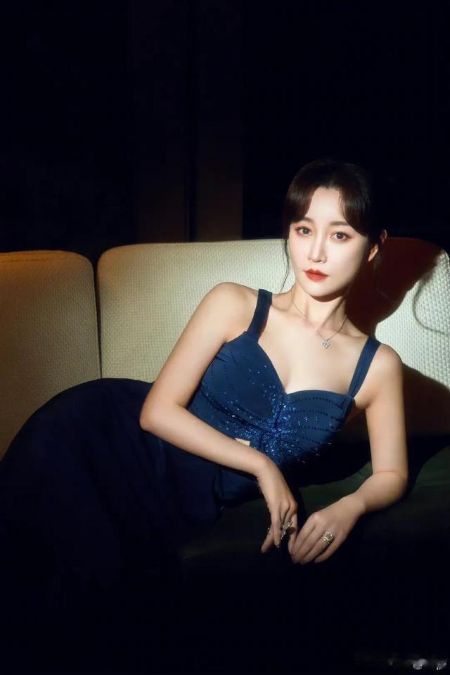 迪丽热巴|3月4日迪丽热巴黑西装造型气场全开，张天爱虞书欣抹胸裙性感迷人