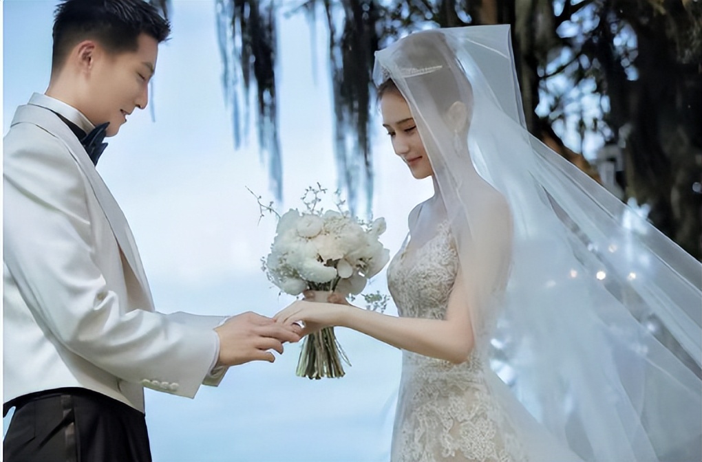 何超莲|何超莲婚礼誓词:你无限包容我,我不温柔,期待足球队的到来