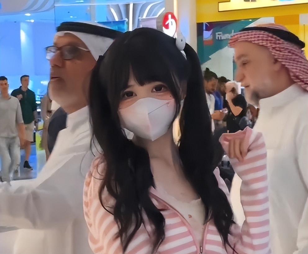 埃马纽埃尔·马克龙|蔡萝莉去迪拜哈利法塔,内衣外穿,走玻璃栈道遭人嘲讽不自爱