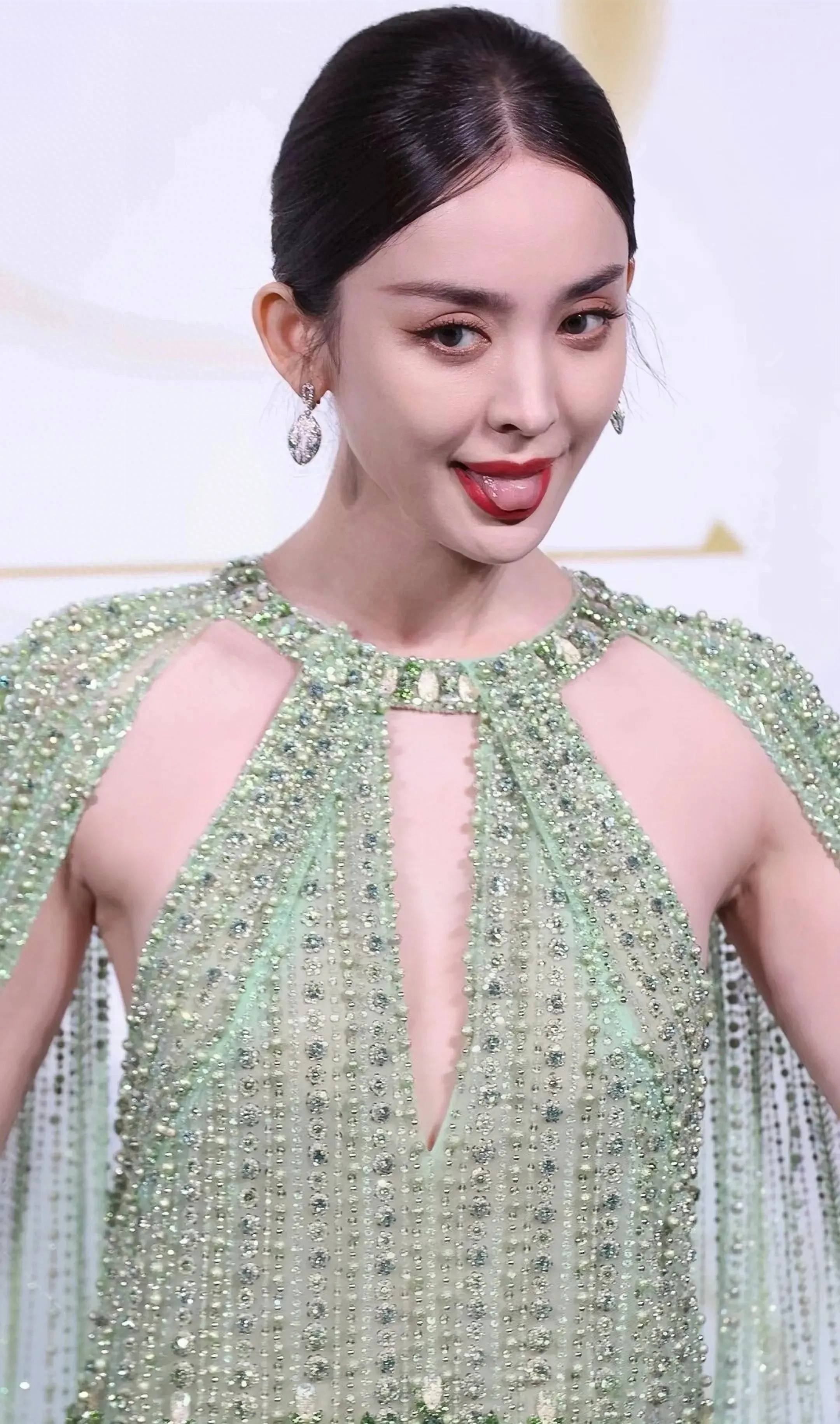 古力娜扎身穿紧身瑜伽服,与徐冬冬差了八个档次