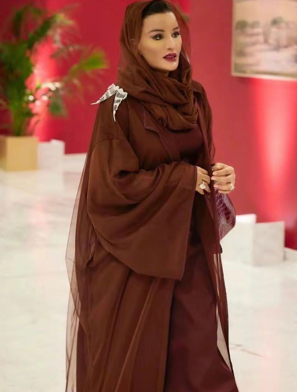 韩国夫人同框卡塔尔太后,穿西装戴眼镜显嫩不少,气场却差一大截