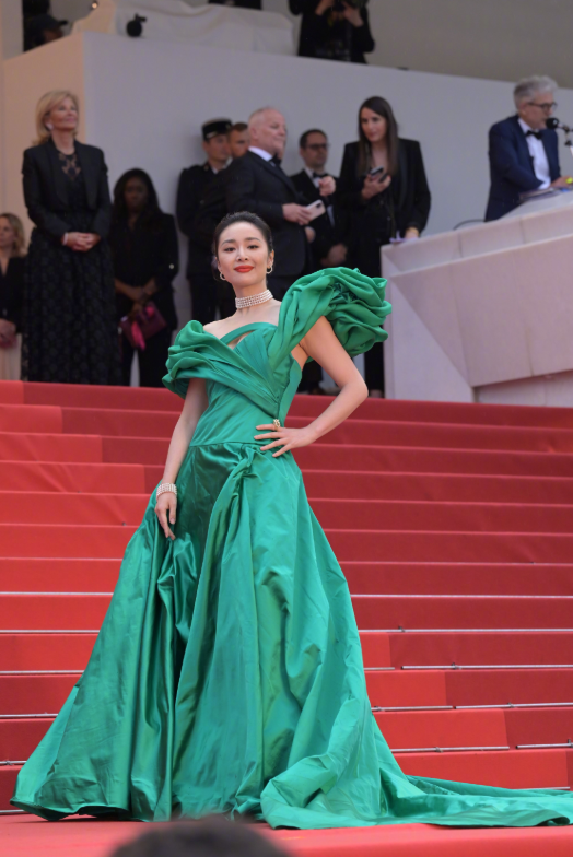 高叶 36岁高叶首次走国际红毯!巧改礼服戴珍珠好贵气,红唇妆容更惊艳