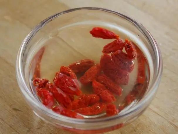 |枸杞国外被捧上天，枸杞面包卖到1000美元，老外：东方魔幻长寿果