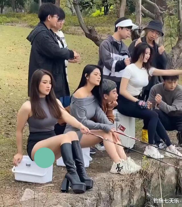 钓鱼圈风向变了?“赵四”与邓刚同框,搞怪抄鱼动作遭网友吐槽