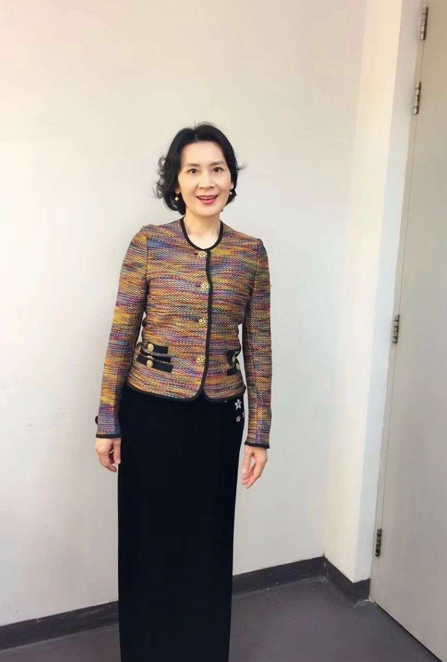 看到65岁肖雄的穿搭,我悟了:不穿老年装、不烫奶奶头,优雅到老