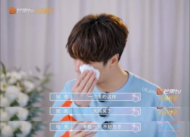 陆虎|才知道陆虎这么粘人!不仅是嘤嘤怪,还是贴贴怪,女友走哪他跟哪