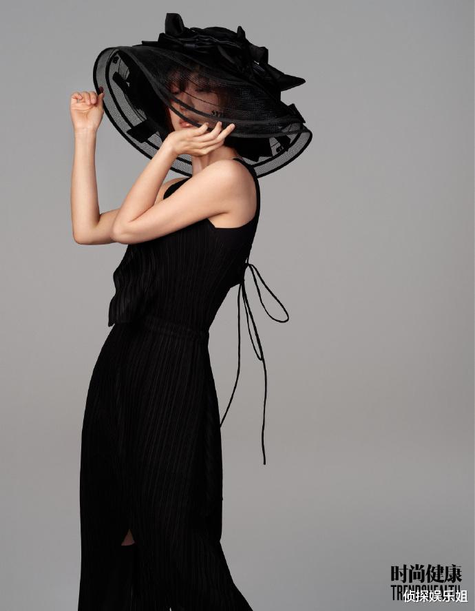 吴昕|40岁吴昕晒短发大片,穿露背装身姿曼妙,瘦出新高度排骨胸抢镜